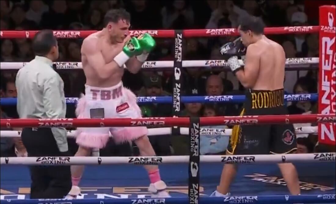 Omar Chávez y Misael Rodríguez se enfrentaron en el cuadrilátero de la Arena Potosí. FOTO: Captura