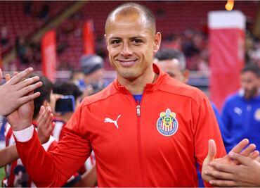 Chicharito provoca el llanto de un aficionado luego de firmarle el brazo
