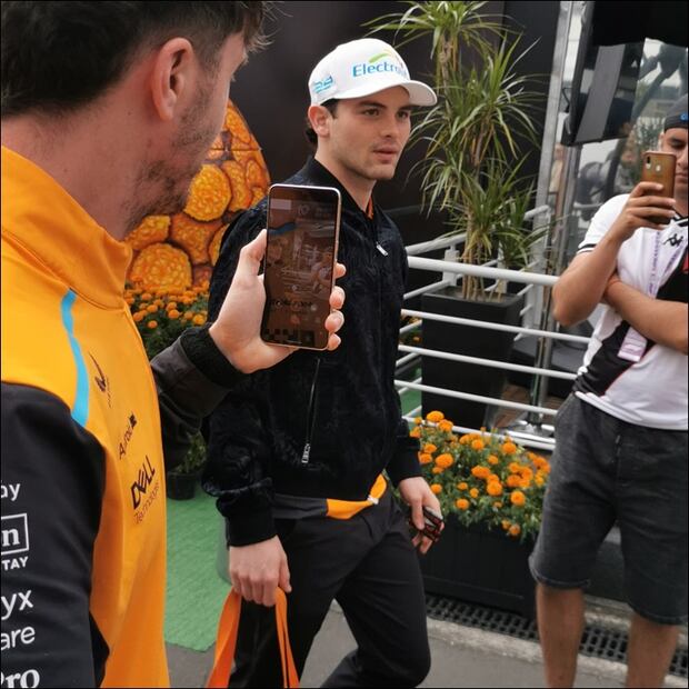 Pato O'Ward llega al Autódromo Hermanos Rodríguez, día en que saldrá a la pista en la FP1 con McLaren. FOTO: Óscar Torres / EL UNIVERSAL