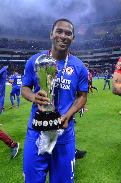 Bryan Angulo posa con el trofeo de Campeón del torneo Guard1anes Clausura 2021 de la Liga BBVA MX ganado por Cruz Azul. FOTO: Imago7