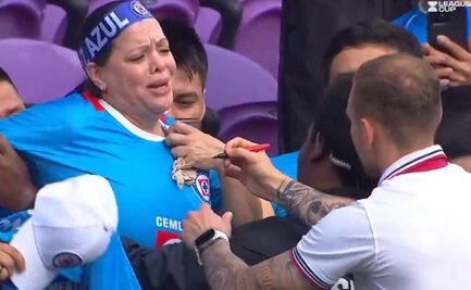 Aficionada del Cruz Azul le pide a Rotondi que le firme un pecho ¿Qué hizo el jugador?