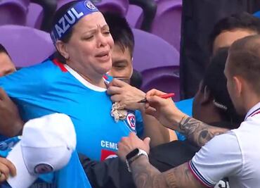 Aficionada del Cruz Azul le pide a Rotondi que le firme un pecho ¿Qué hizo el jugador?