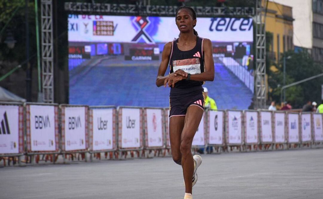 Fancy Chemutai se llevó el primer lugar en la rama femenil del Maratón CDMX. Foto: Especial.