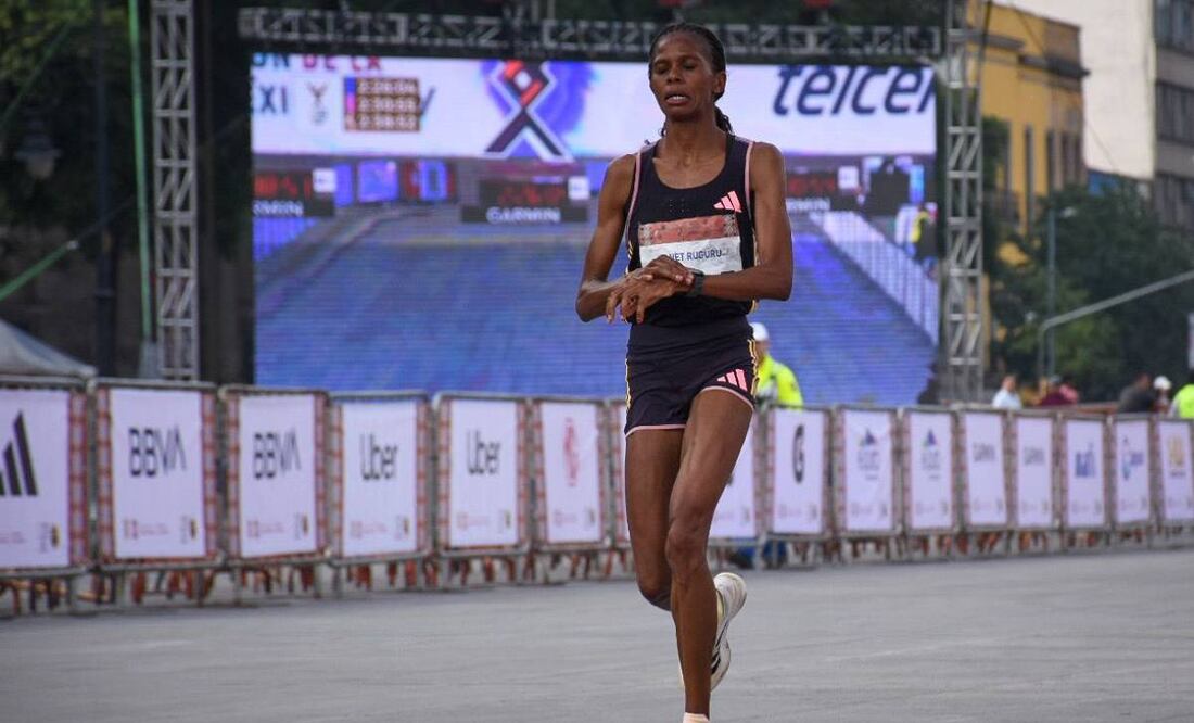 Fancy Chemutai se llevó el primer lugar en la rama femenil del Maratón CDMX. Foto: Especial.