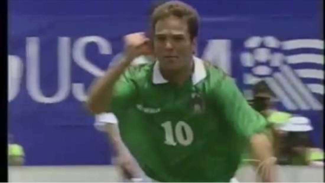 A Luis García se le salió una grosería cuando anotó el primer gol a Irlanda en Mundial del 94 y su mamá se molestó con él. Foto: Especial