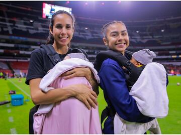 Bianca Sierra y Stephany Mayor llegaron al Estadio Azteca acompañadas de sus gemelos