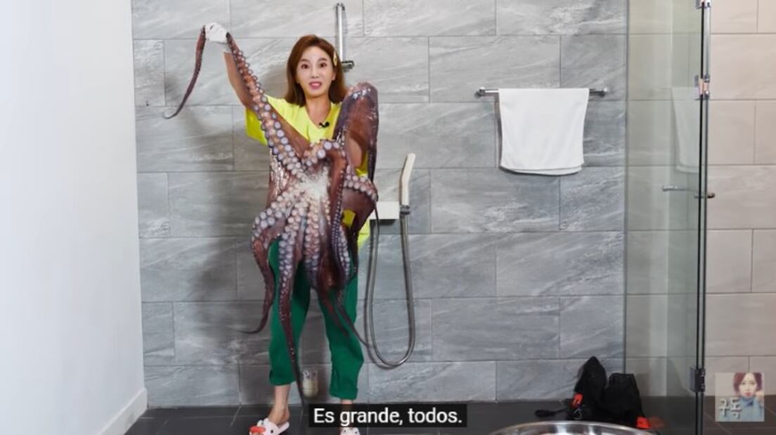 Piden cancelar canal de youtuber que tortura y come animales vivos
