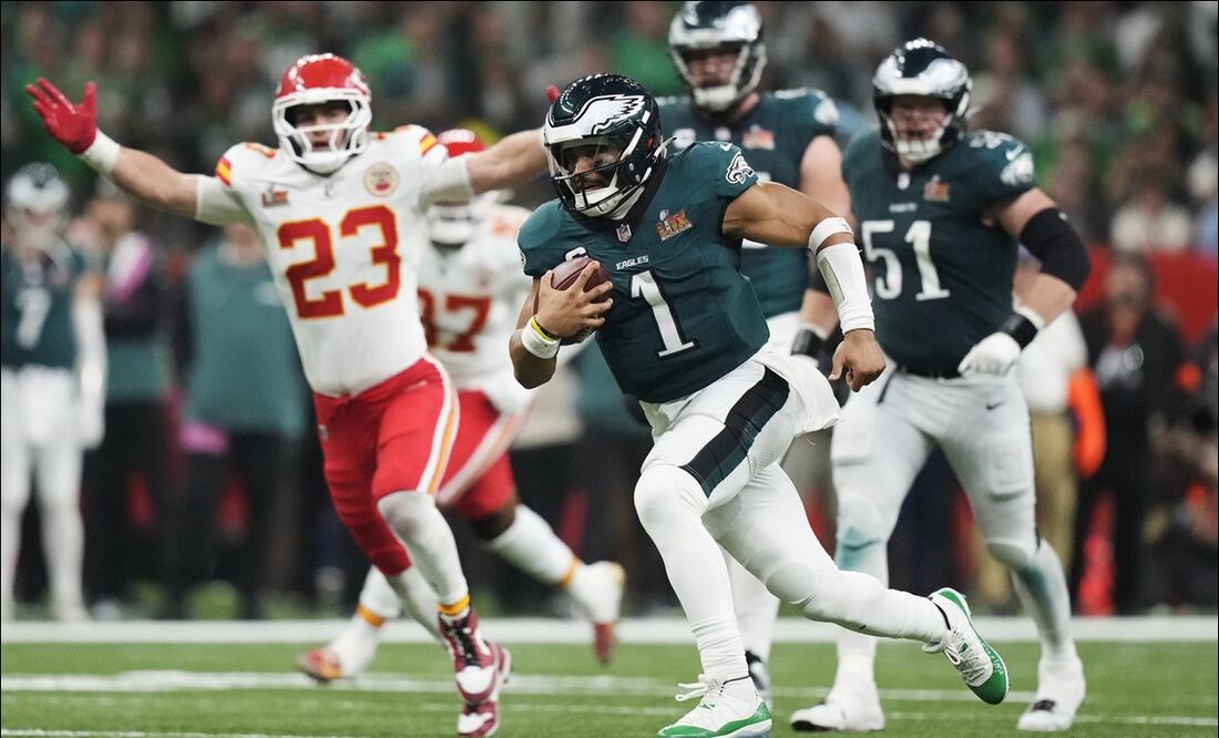 El quarterback de los Philadelphia Eagles, Jalen Hurts (1), corre con el balón en el Super Bowl LIX ante los Chiefs. FOTO: AP