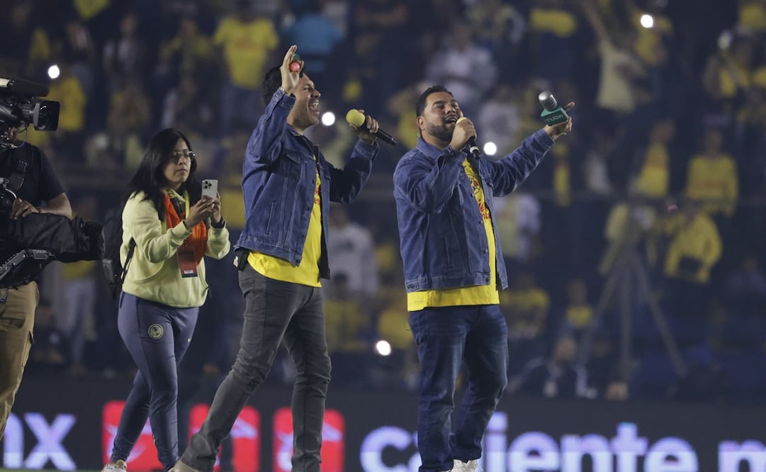 Los cantantes de la Banda MS interpretaron la canción insignia de la afición azulcrema | FOTO: Carlos Mejía/EL UNIVERSAL