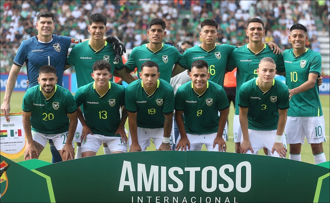 Jugadores de Bolivia posan para la foto, previo al amistoso ante México en el estadio Ramón Tahuichi Aguilera, en Santa Cruz (Bolivia). FOTO: EFE