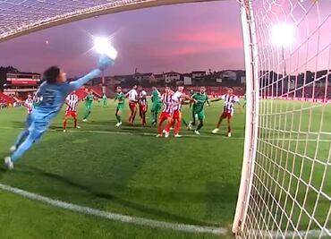 Guillermo Ochoa debutó con dos soberbias atajadas en el triunfo del AVS Futebol SAD