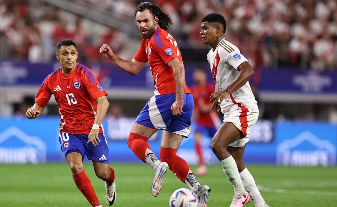 Chile y Perú durante su debut en la Copa América - Foto: AFP