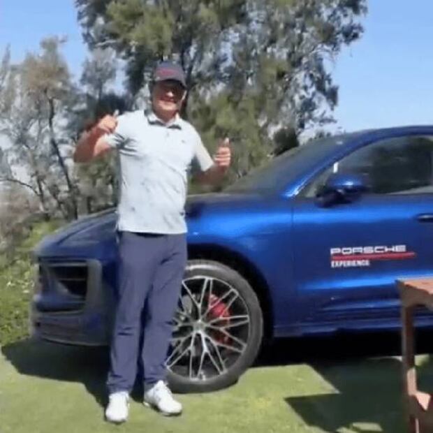 José Saturnino Cardozo posa junto al Porsche que se ganó luego de realizar un hoyo en uno. Foto: Especial
