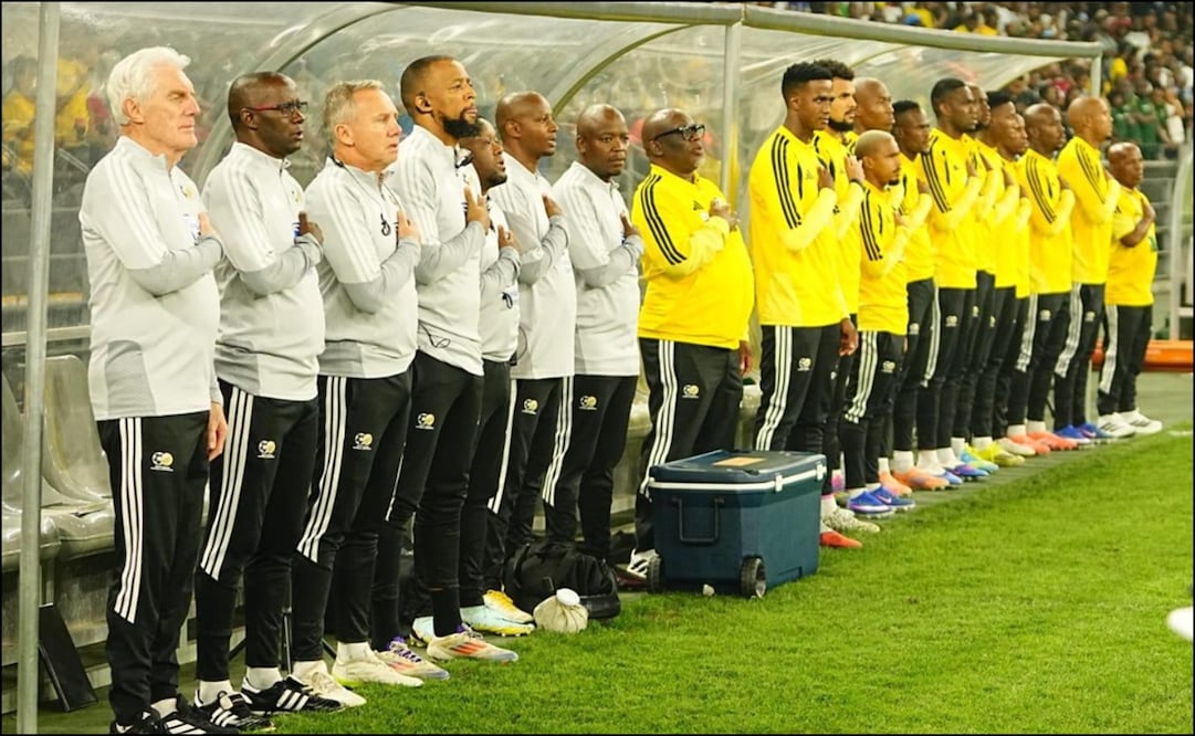 Elementos de la selección de Sudáfrica escuchan con atención el himno de su país previo a un partido. FOTO: Especial