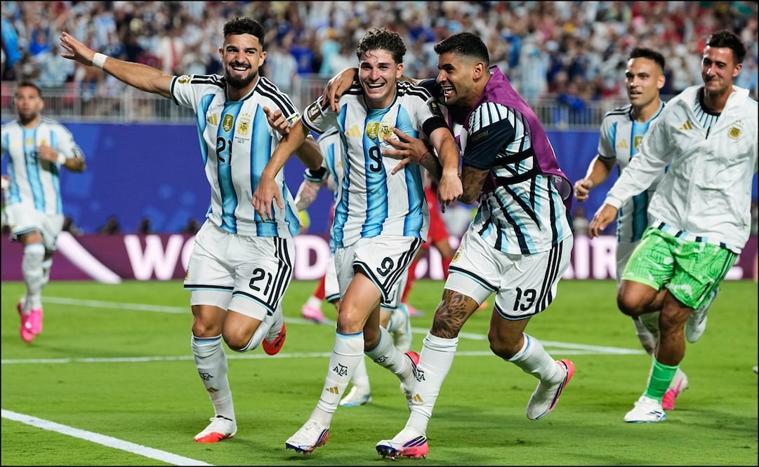 Julián Álvarez (9) celebra tras anotar el segundo gol de Argentina en el partido contra Suiza en los cuartos de final del Mundial. FOTO: AP