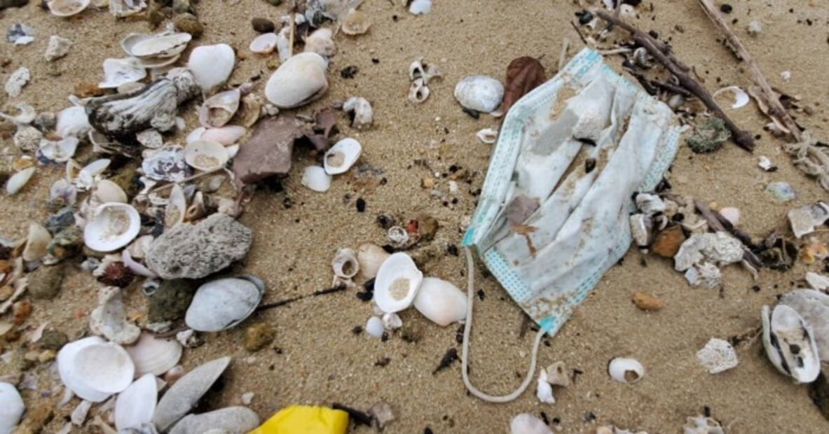 Mascarillas y guantes contra Covid-19 ya contaminan los océanos