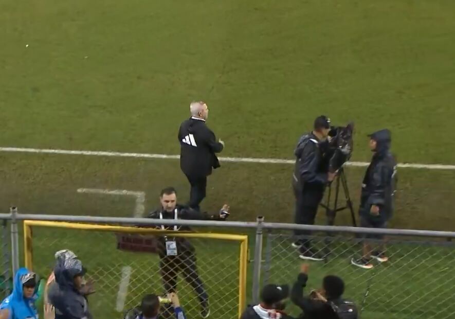 Agresión a Javier Aguirre. Foto: Especial.