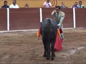 ¿Quién es Emilio Macías, el torero que sufrió una grave cornada en una corrida en Tlaxcala?