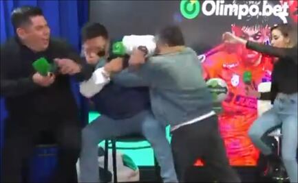 Comentaristas se agarran a golpes en plena transmisión tras una polémica sobre futbol 