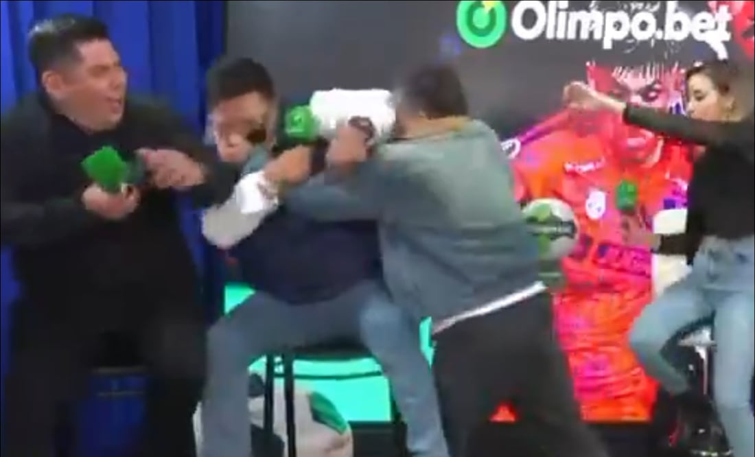 Comentaristas deportivos se fueron a los golpes en plena transmisión. FOTO: Captura