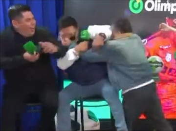 Comentaristas se agarran a golpes en plena transmisión tras una polémica sobre futbol