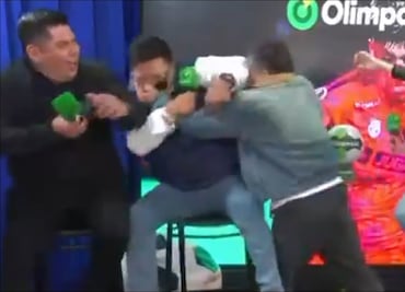 Comentaristas se agarran a golpes en plena transmisión tras una polémica sobre futbol