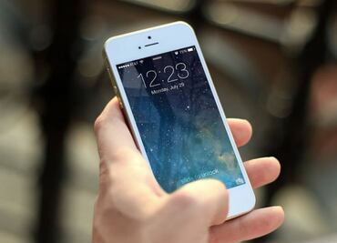 9 materiales con los que NO debes limpiar la pantalla de tu celular