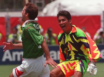 A Luis García su mamá le dejó hablar por festejo en Mundial de 1994: "Me cago en mi pu... madre"