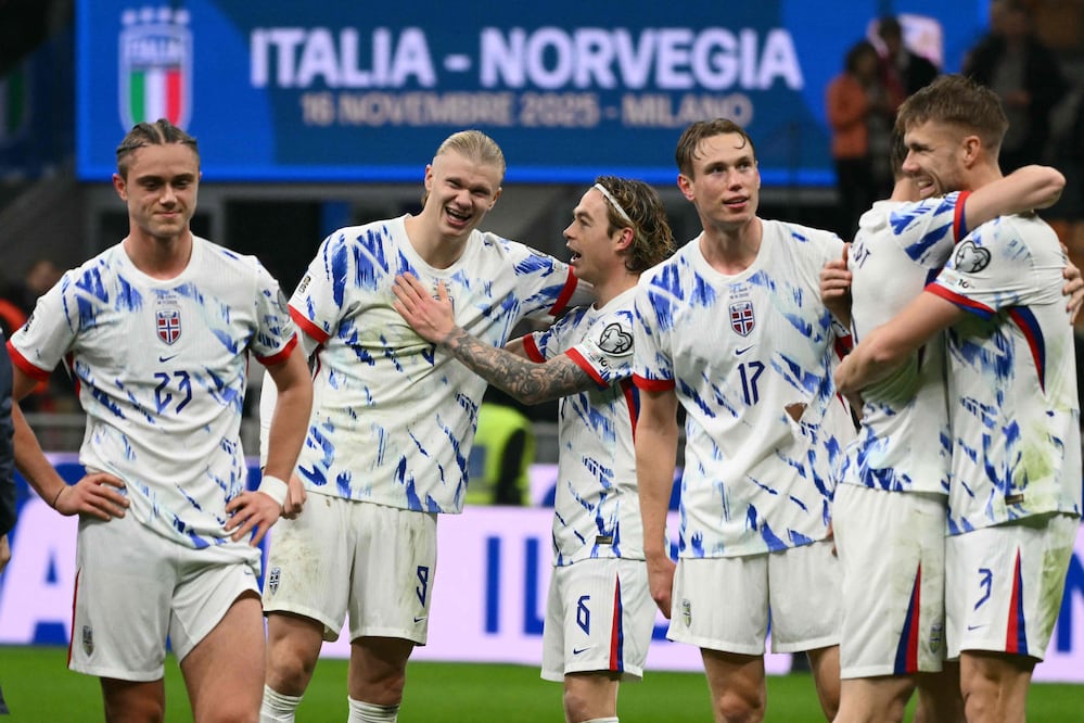 Jugadores de Noruega celebran tras conseguir el triunfo durante un partido de la pasada Fecha FIFA. FOTO: AFP