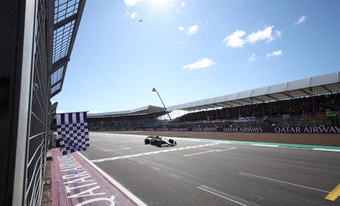 Lewis Hamilton ganando después de dos años y medio. Foto: EFE.