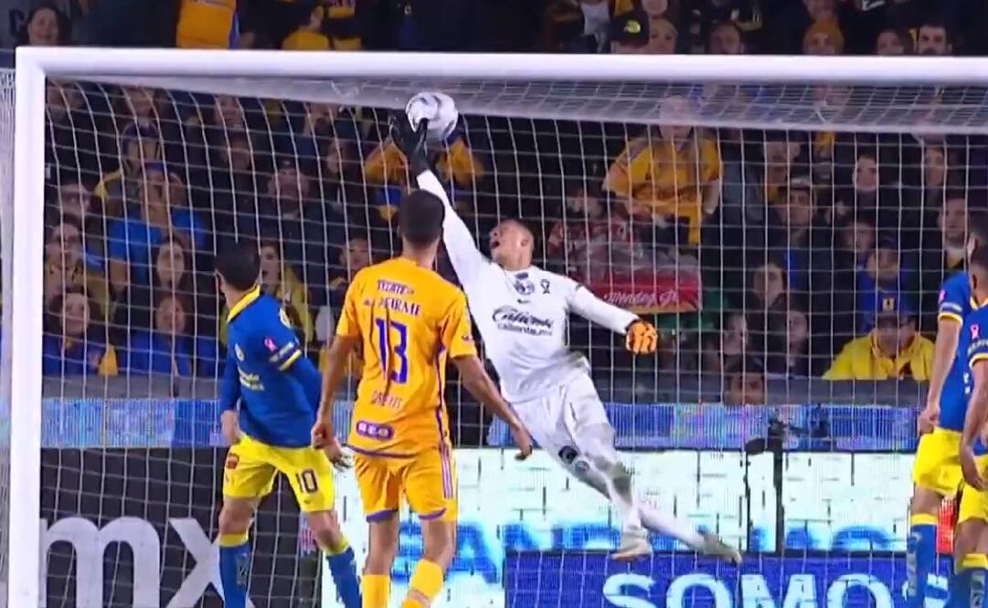 Malagón, en una jugada previa al empate de Tigres, regaló un tiro de esquina. Foto: Especial