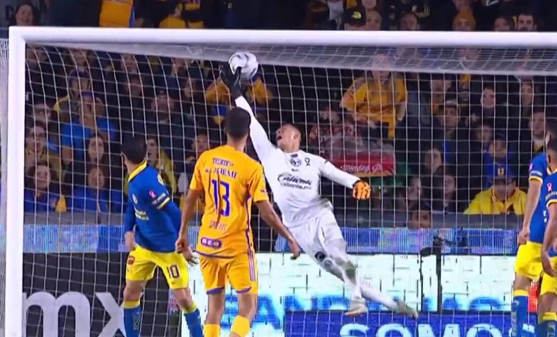 Malagón, en una jugada previa al empate de Tigres, regaló un tiro de esquina. Foto: Especial