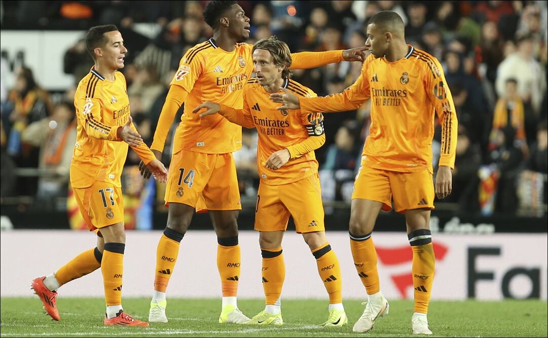 El croata Luka Modric festeja luego de anotar ante el Valencia. FOTO: AP