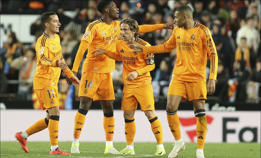 El croata Luka Modric festeja luego de anotar ante el Valencia. FOTO: AP
