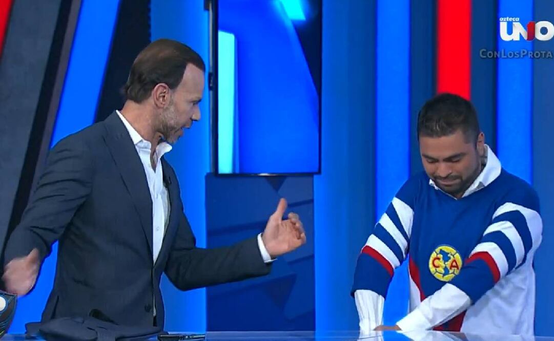 Villa Villa, visiblemente afectado, no tuvo de otra más que ponerse la playera del América. Foto: Especial