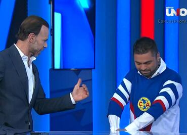 Villa Villa, casi llorando, le pagó la apuesta a Zague y se tuvo que poner la playera del América