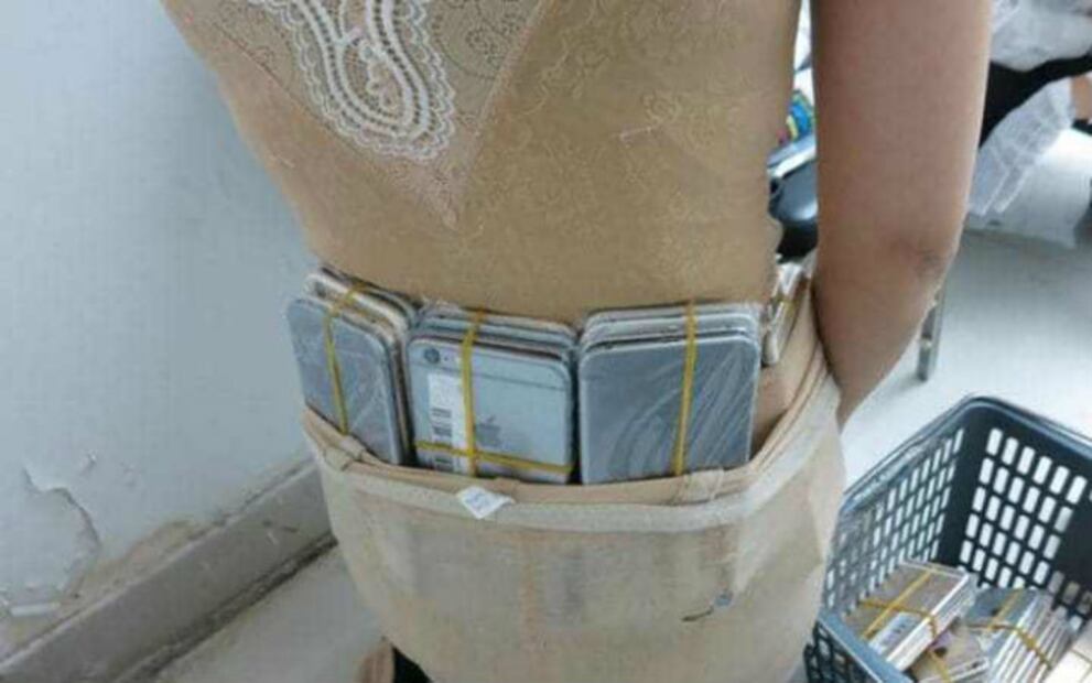 La arrestan por tratar de contrabandear ¡102 iPhones!