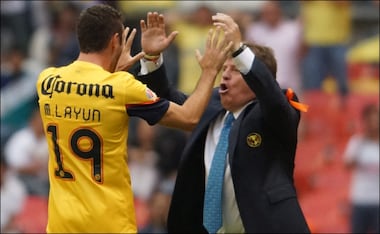 Miguel Layún y el 'Piojo' Herrera celebran un gol durante un partido del América en el Clausura 2013. FOTO: Imago7