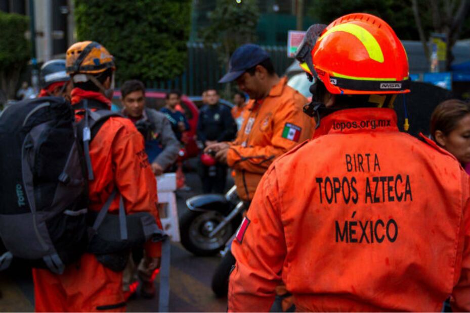 Topos Mexicanos: Hombres, mujeres y perros que se juega la vida por los demás