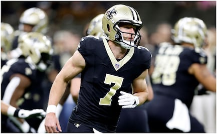 Taysom Hill hace historia en la NFL al anotar 10 o más veces como pasador, corredor e interceptor