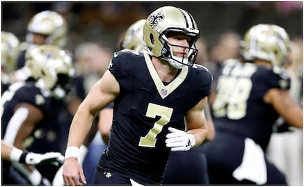 Taysom Hill hace historia en la NFL al anotar 10 o más veces como pasador, corredor e interceptor