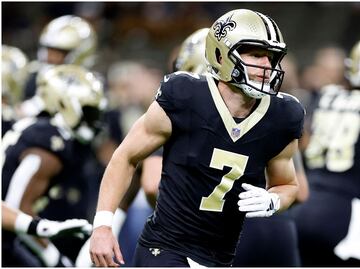 Taysom Hill hace historia en la NFL al anotar 10 o más veces como pasador, corredor e interceptor