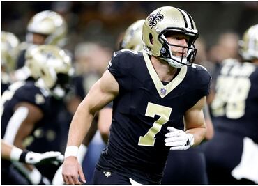 Taysom Hill hace historia en la NFL al anotar 10 o más veces como pasador, corredor e interceptor