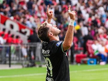 Santi Giménez podría llegar a un grande de la Premier League