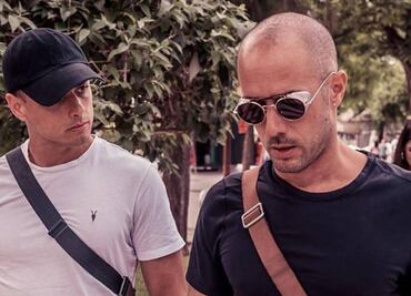 Revientan al coach de vida del Chicharito Hernández por cobrar casi 150 mil pesos por uno de sus retiros