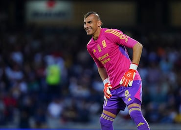 VIDEO: Nahuel Guzmán provocó a los aficionados del LAFC; le lanzaron vasos de cerveza y botellas