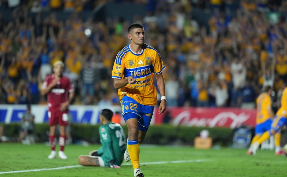 Guillermo Martínez anotando su primer tanto con la playera de Tigres / Foto: Imago7