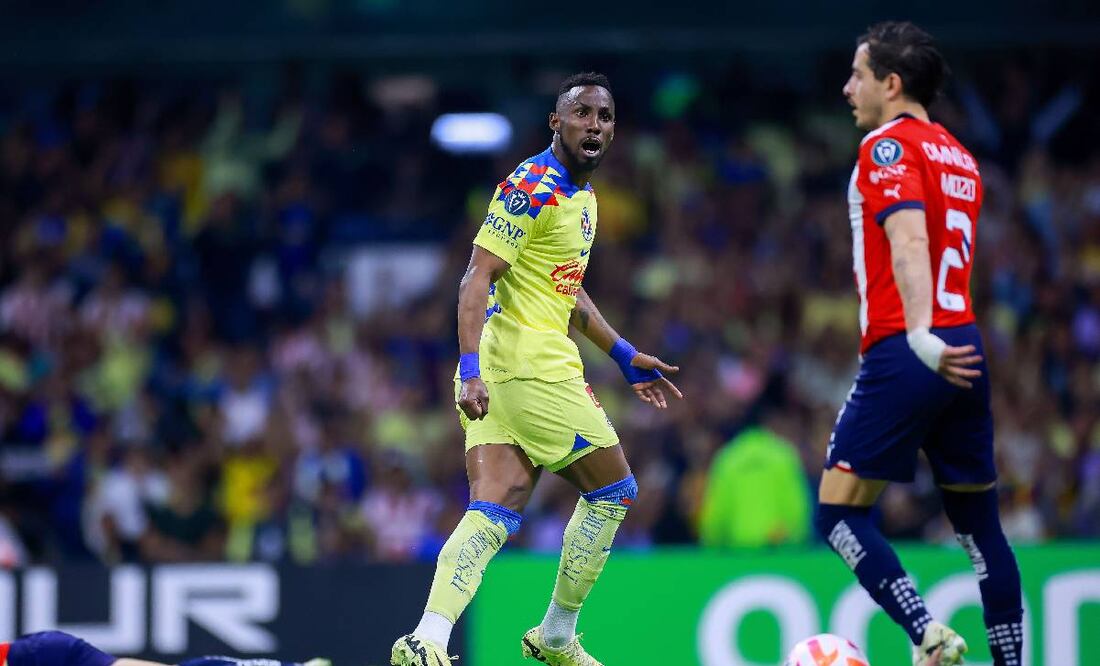 Julián Quiñones le recordó a un aficionado de Chivas que los traía de 'hijos' en la cancha. Foto: Imago7