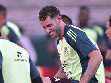 Santiago Giménez se lleva los reflectores en la llegada de México a Texas