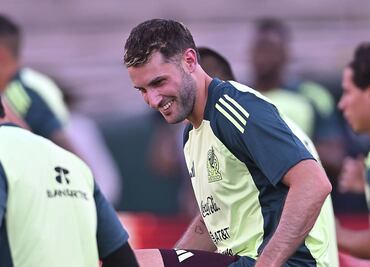 Santiago Giménez se lleva los reflectores en la llegada de México a Texas